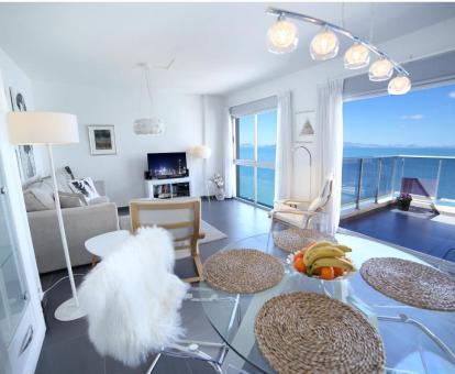 Foto de uno de los luminosos apartamentos con vistas al mar de este complejo.