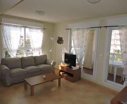 Foto de la sala de estar de este apartamento con vistas al mar y balcón privado.