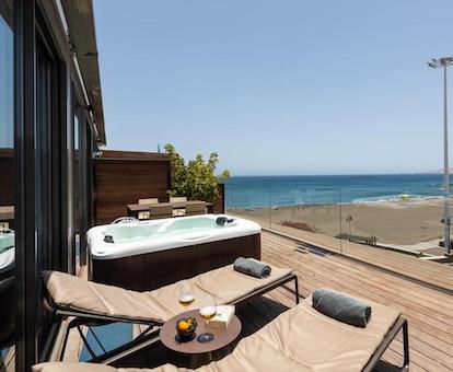 Terraza con jacuzzi privado y vistas al mar del estudio ático de este establecimiento.