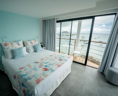 Una de las habitaciones con terraza y vistas al mar de este hotel junto a la playa.