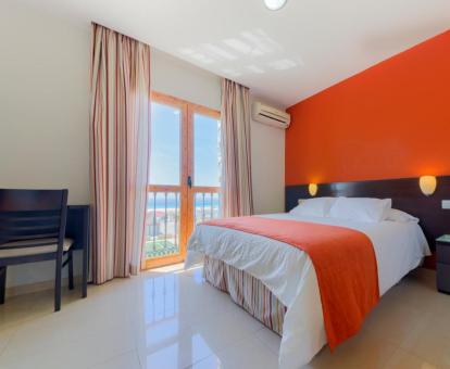 Foto de una de las habitaciones con vistas al mar del hotel.