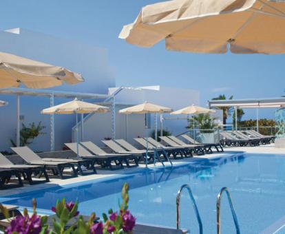 Foto de una de las piscinas al aire libre disponibles todo el año de este hotel.