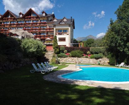 Hermoso hotel romántico con amplia zona exterior y piscina al aire libre.
