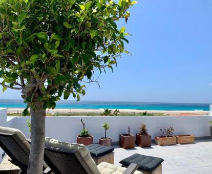 Foto de la terraza amueblada con vistas al mar de uno de los apartamentos.