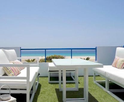 Foto de la terraza privada con vistas al mar de uno de los apartamentos.