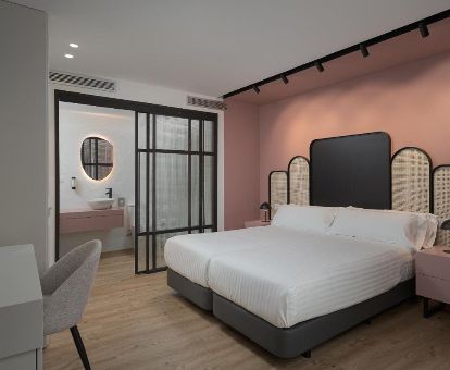 Una de las cómodas habitaciones dobles de este hotel solo para adultos.