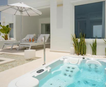 Foto de la Suite Deluxe de un dormitorio con bañera de hidromasaje y vistas al mar.