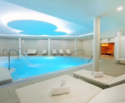 Foto de la piscina de hidroterapia y zona de relajación del spa.