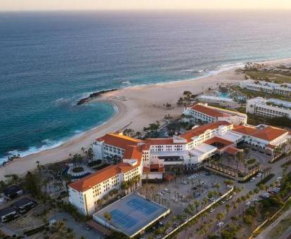 Foto de las instalaciones de este hotel frente al mar.