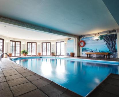 Foto de la piscina cubierta disponible todo el año del spa del hotel.