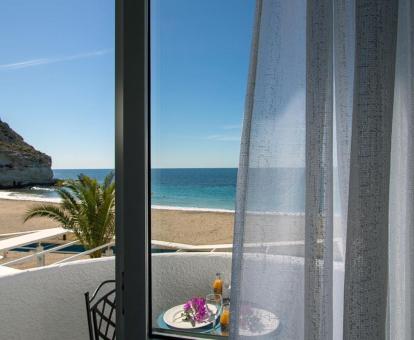 Foto de las instalaciones de este hotel con vistas al mar.