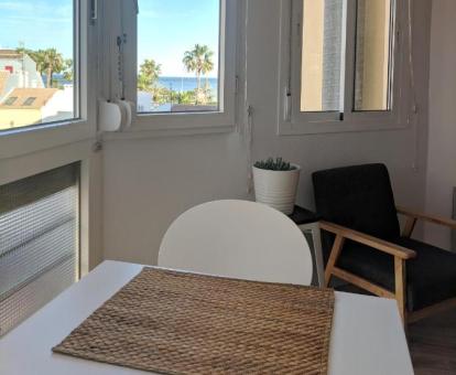 Foto del comedor de este coqueto estudio con vistas al mar y a la ciudad.