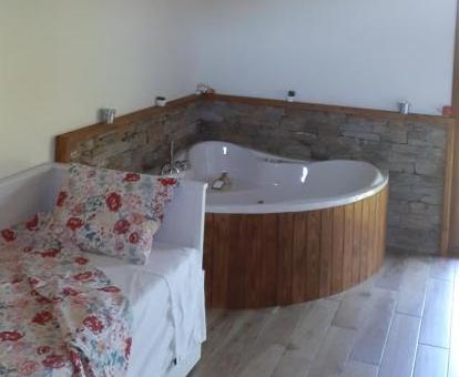 Jacuzzi privado del apartamento dúplex de este establecimiento.