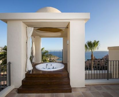 Terraza con jacuzzi privado y vistas al mar de una de las villas de este hotel ideal para parejas.