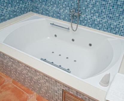 Foto de la bañera de hidromasajes de una de las habitaciones del hotel.