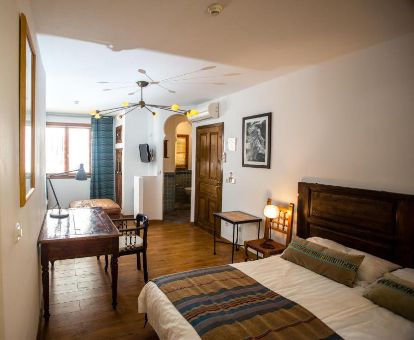 Una de las cómodas habitaciones de estilo tradicional de este acogedor hotel.