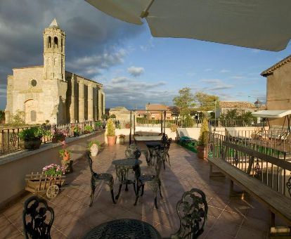 Terraza con mobiliario y vistas a los alrededores de esta acogedora posada.