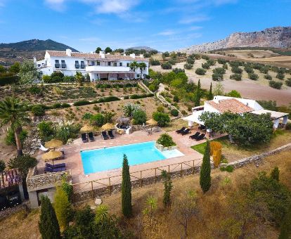 Maravilloso hotel rural con piscina al aire libre, en un tranquilo entorno para descansar.