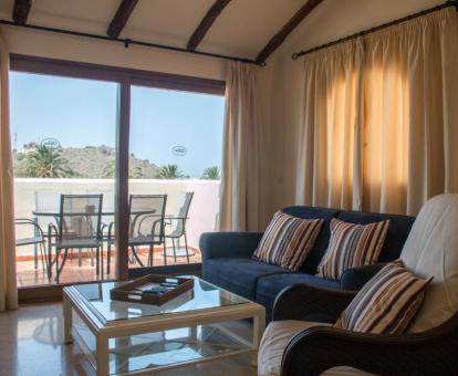 Foto de uno de los apartamentos con balcón privado y vistas al mar de este establecimiento.