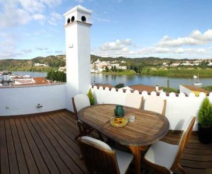 Foto de la terraza privada con comedor al aire libre y preciosas vistas.