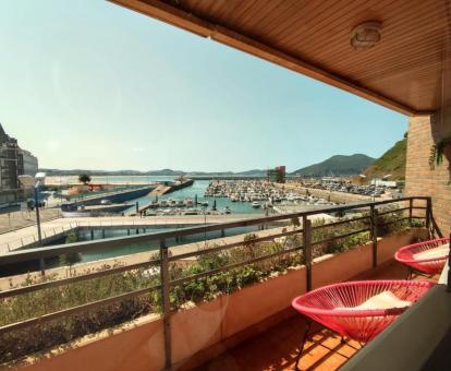 Foto del balcón amueblado con vistas al mar del apartamento.