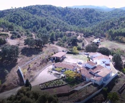 Establecimiento rural en un tranquilo entorno para descansar y hacer actividades.