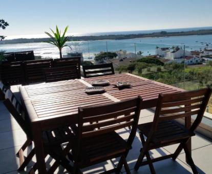 Foto de la terraza con comedor exterior y vistas al mar de uno de los apartamentos.