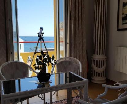 Foto de las instalaciones de este hotel con vistas al mar.