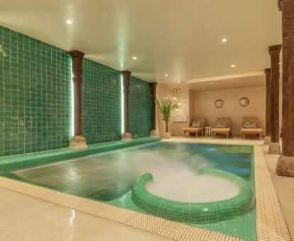 Foto de la piscina con hidroterapia del centro de bienestar del hotel.