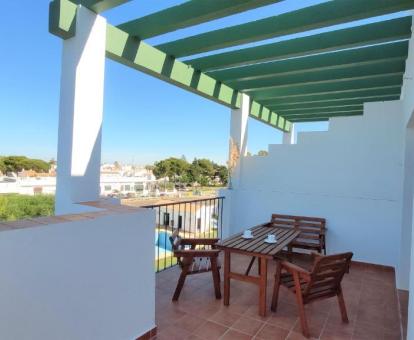 Foto de la terraza amueblada de este apartamento con vistas al mar.
