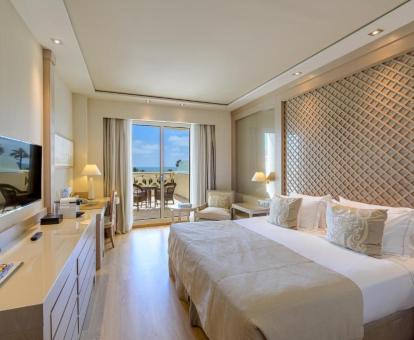 Foto de una de las elegantes habitaciones del hotel con vistas al mar.