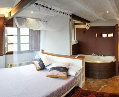 Foto de la habitación con jacuzzi privado que hay en el hotel Las Casas de Isu