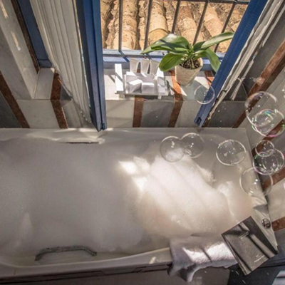 Foto de la bañera de hidromasaje con espuma y burbujas que se encuentra en el hotel Las Casas de la Judería de Córdoba