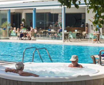 Foto de la piscina y jacuzzi al aire libre del hotel.