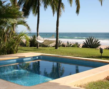 Foto de las instalaciones de este hotel frente al mar.