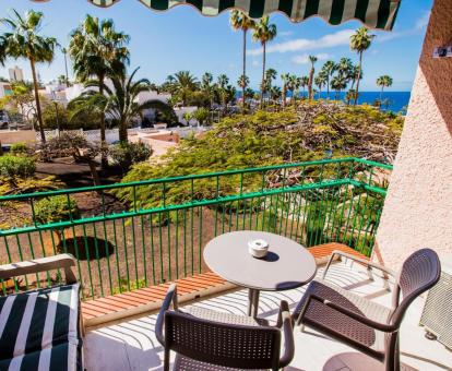 Foto de la terraza con comedor exterior y vistas al mar del apartamento.