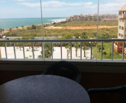 Foto de las vistas al mar desde el balcón del apartamento.