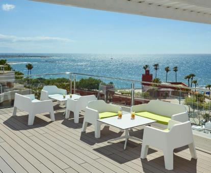 Foto de las instalaciones de este hotel con vistas al mar.