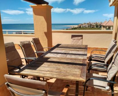Foto de la terraza con vistas al mar del ático de este establecimiento.