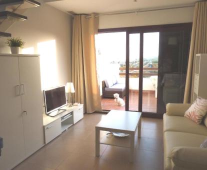 Foto de las instalaciones de este hotel con vistas al mar.