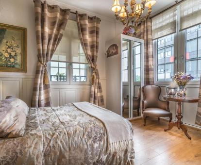 Foto de una de las elegantes habitaciones con vistas al mar.