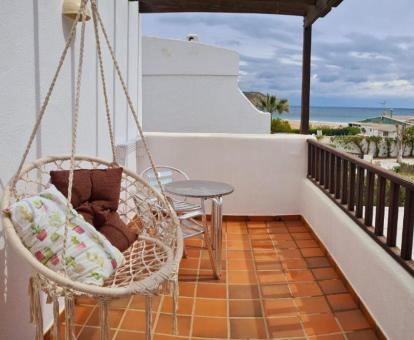 Foto de las instalaciones de este hotel con vistas al mar.