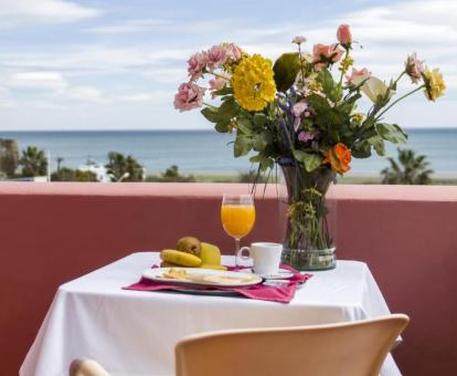 Foto de la terraza privada de una de las habitaciones con vistas al mar del hotel.