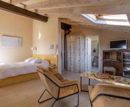 Una de las amplias habitaciones con zona de estar de este maravilloso hotel rural.