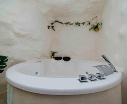 Bañera de hidromasaje privada para dos personas de la suite deluxe del alojamiento.