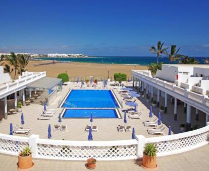 Foto de la piscina al aire libre disponible todo el año de este hotel.