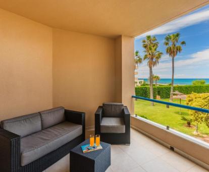 Foto de las instalaciones de este hotel con vistas al mar.