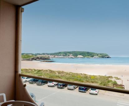 Foto del balcón amueblado con vistas al mar de una de las habitaciones.