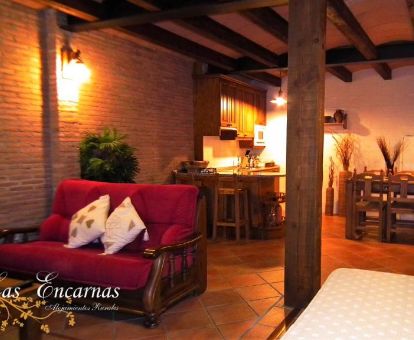 Interior de uno de los acogedores apartamentos rústicos de este establecimiento.