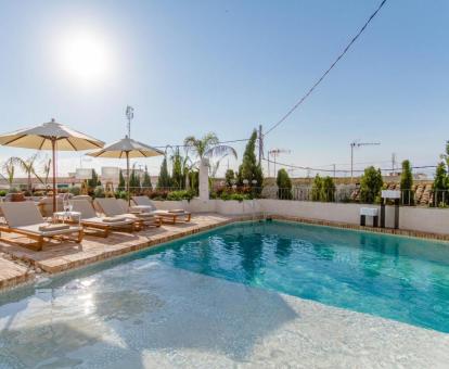 Foto de la piscina al aire libre disponible todo el año del establecimiento.